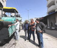 متابعة رئيس البلدية عمر شرقية ونائبه نائل غنام لأعمال تعبيد مقاطع شارع نابلس والشوارع الفرعية التي تم الاعلان عنها سابقا