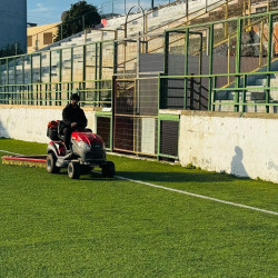 قسم الحديقة - الملاعب صيانة العشب ضمن اعمال المتابعة للملعب البلدي