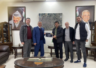 وفد من جامعة القدس المفتوحه - فرع قلقيلية يزور البلدية ويلتقي رئيس البلدية المهندس عمر شرقية لبحث عدد من المواضيع المشتركة بين الجانبين وضم الوفد الدكتور عطيه مصلح مدير الجامعه ومجموعة من كبا