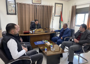 وفد من جامعة القدس المفتوحه - فرع قلقيلية يزور البلدية ويلتقي رئيس البلدية المهندس عمر شرقية لبحث عدد من المواضيع المشتركة بين الجانبين وضم الوفد الدكتور عطيه مصلح مدير الجامعه ومجموعة من كبا