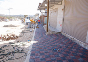 بلاط وتجهيز ارصفة ضمن اعمال مشروع تأهيل المدخل الشرقي .