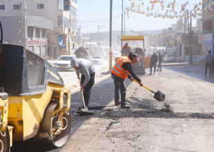 استمرار اعمال تعبيد مقاطع  المدخل الشرقي بتمويل ذاتي من البلدية  ضمن مشروع تاهيل المدخل الشرقي للمدينة . ايرادات تنعكس خدمات