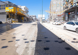 استمرار اعمال تعبيد مقاطع  المدخل الشرقي بتمويل ذاتي من البلدية  ضمن مشروع تاهيل المدخل الشرقي للمدينة . ايرادات تنعكس خدمات