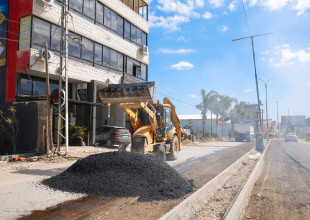 بمتابعة نائب رئيس بلدية قلقيلية نائل غنام  جاري العمل على تعبيد مقاطع المدخل الشرقي