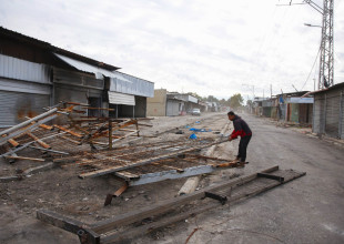 استمرار الاعمال في منطقة معبر العودة الشمالي وازالة المعيقات والتعديات و اجراء تعديلات هندسية ومرورية في المنطقة .