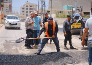 دائرة الهندسة والمشاريع اعمال بلدية قلقيلية في تعبيد مقاطع في شارع المدخل الشرقي للمدينة, بتمويل ذاتي من بلدية قلقيلية