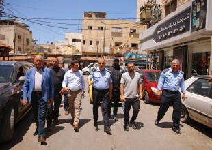جانب من جولة رئيس بلدية قلقيلية المهندس عمر شرقية ونائبه نائل غنام وحضور سائد موافي مدير عام التخطيط والتطوير في محافظة قلقيلية والعميد ثابت السعدي