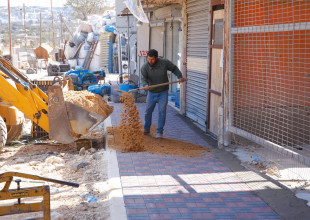 بلاط وتجهيز ارصفة ضمن اعمال مشروع تأهيل المدخل الشرقي .