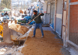 بلاط وتجهيز ارصفة ضمن اعمال مشروع تأهيل المدخل الشرقي .