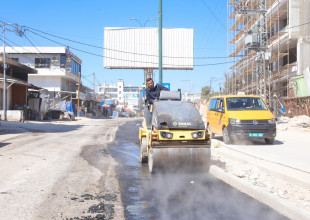 استمرار اعمال تعبيد مقاطع  المدخل الشرقي بتمويل ذاتي من البلدية  ضمن مشروع تاهيل المدخل الشرقي للمدينة . ايرادات تنعكس خدمات