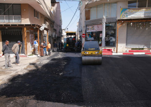 متابعة رئيس البلدية عمر شرقية ونائبه نائل غنام لأعمال تعبيد مقاطع شارع نابلس والشوارع الفرعية التي تم الاعلان عنها سابقا