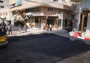 متابعة رئيس البلدية عمر شرقية ونائبه نائل غنام لأعمال تعبيد مقاطع شارع نابلس والشوارع الفرعية التي تم الاعلان عنها سابقا