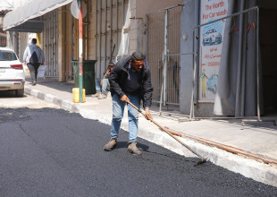 متابعة رئيس البلدية عمر شرقية ونائبه نائل غنام لأعمال تعبيد مقاطع شارع نابلس والشوارع الفرعية التي تم الاعلان عنها سابقا