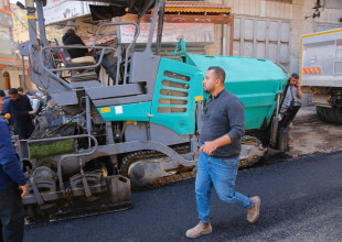 متابعة رئيس البلدية عمر شرقية ونائبه نائل غنام لأعمال تعبيد مقاطع شارع نابلس والشوارع الفرعية التي تم الاعلان عنها سابقا