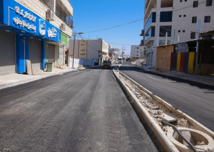 استمرار اعمال التعبيد في مشروع شارع الحصاميص القديم  والممول ذاتيا من بلدية قلقيلية , ايرادات تنعكس خدمات