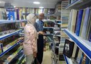 وفد من بلدية قلقيلية ينظم زيارة لمكتبات طولكرم
