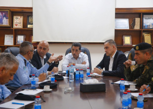 عُقد في بلدية قلقيلية اجتماع مشترك ضم ممثلين عن البلدية والمحافظة والغرفة التجارية والشرطة والأمن الوطني، وذلك لبحث ترتيبات تنظيم الأسواق والحركة المرورية خلال فترة التسوق الخاصة بعيد الأضحى 