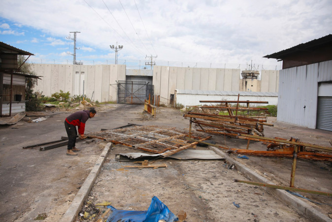 استمرار الاعمال في منطقة معبر العودة الشمالي وازالة المعيقات والتعديات و اجراء تعديلات هندسية ومرورية في المنطقة .