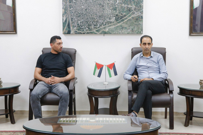 لقاء يجمع رئيس بلدية قلقيلة بنقابة عمال وموظفي بلدية قلقيلية .