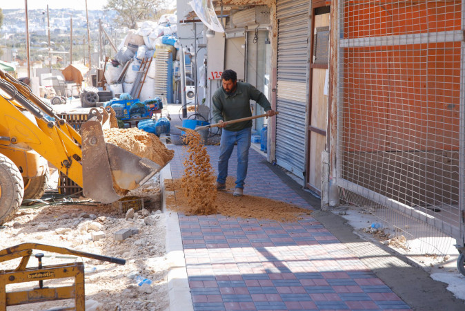 بلاط وتجهيز ارصفة ضمن اعمال مشروع تأهيل المدخل الشرقي .