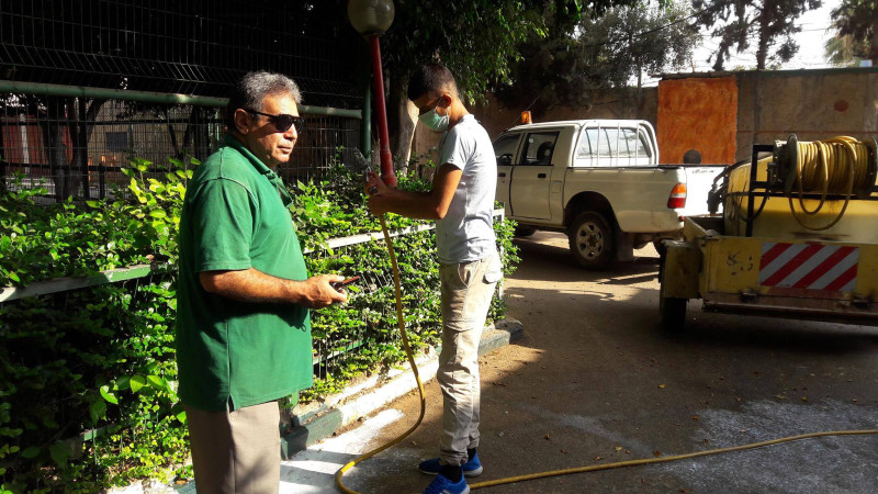 رش مبيدات حشرية لمنع انتشار البعوض والذباب في حديقة الحيوانات الوطنية