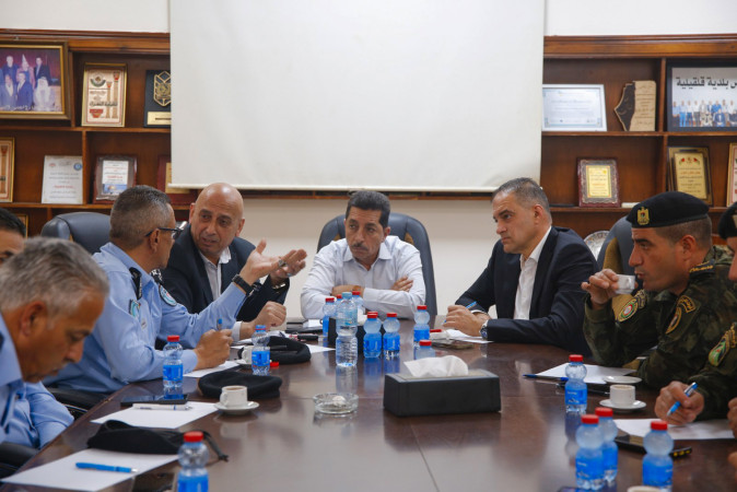 عُقد في بلدية قلقيلية اجتماع مشترك ضم ممثلين عن البلدية والمحافظة والغرفة التجارية والشرطة والأمن الوطني، وذلك لبحث ترتيبات تنظيم الأسواق والحركة المرورية خلال فترة التسوق الخاصة بعيد الأضحى 