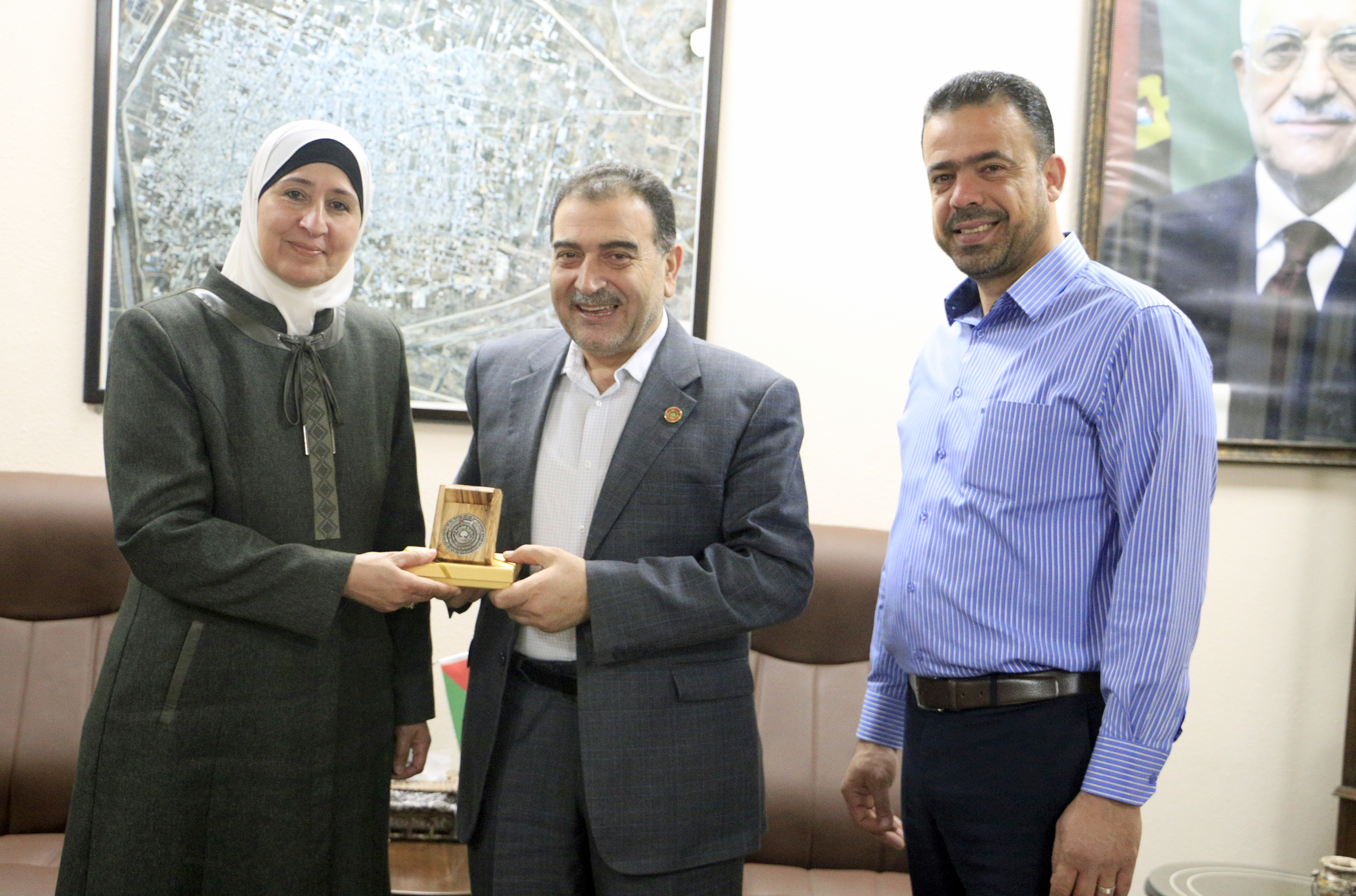رئيس بلدية قلقيلية يكرم مديرة التربية والتعليم سابقا أ.نائلة فحماوي