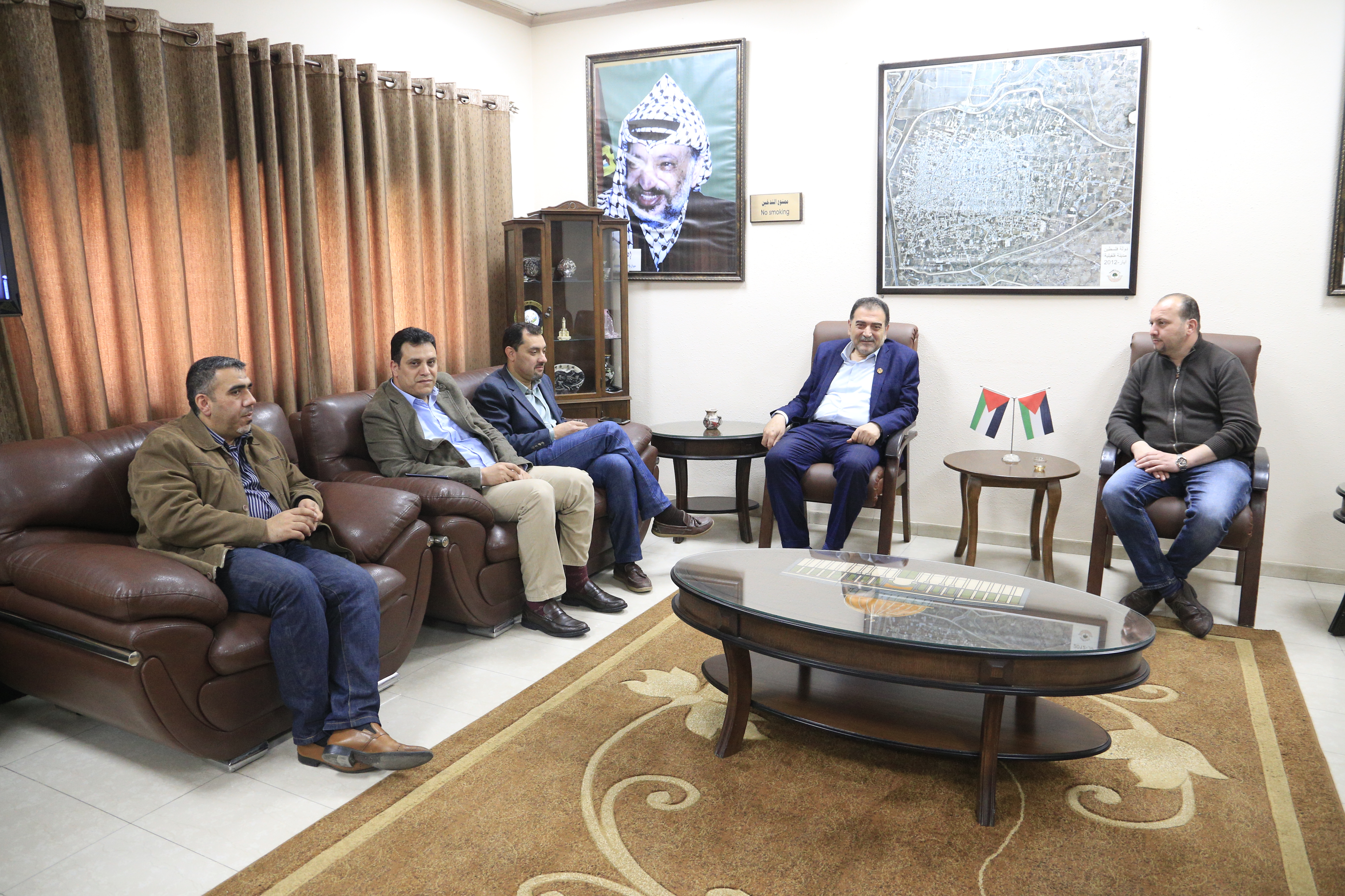 رئيس بلدية قلقيلية د. هاشم المصري يلتقي في مكتبه وفدا من شركة جوال